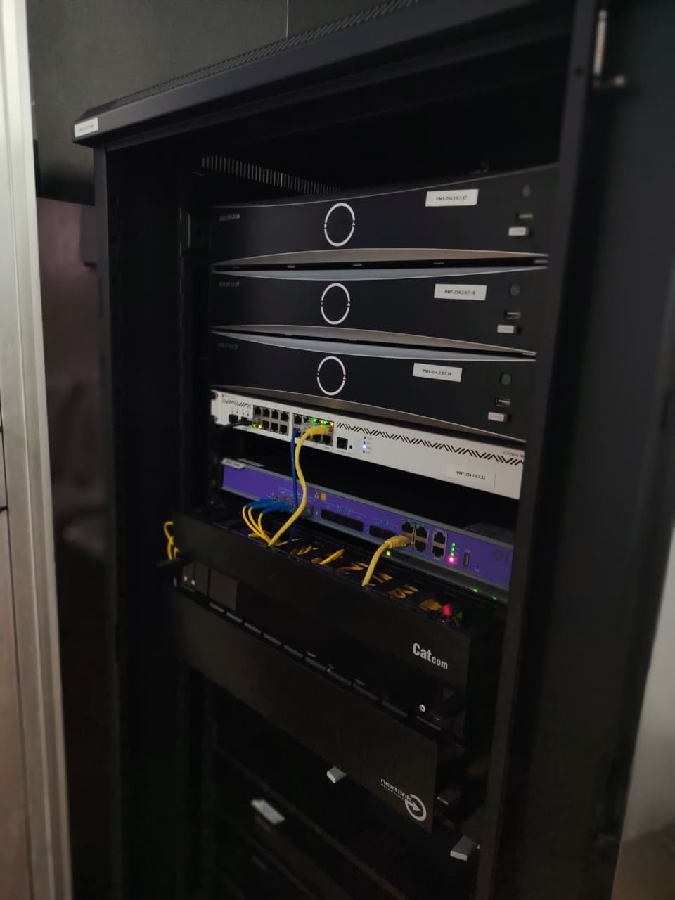 Gabinete tecnico con grabadores y equipos de conectividad