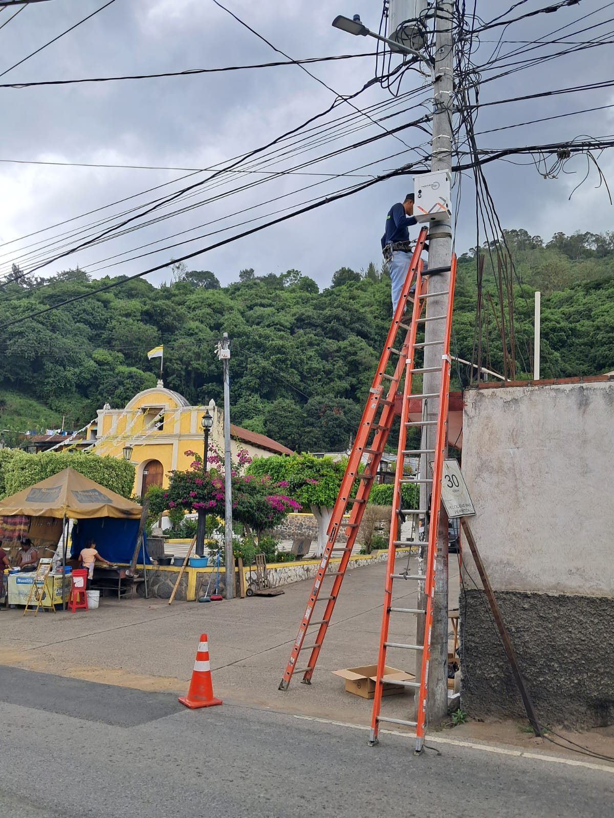 Detalle de poste y herrajes para cableado de fibra optica